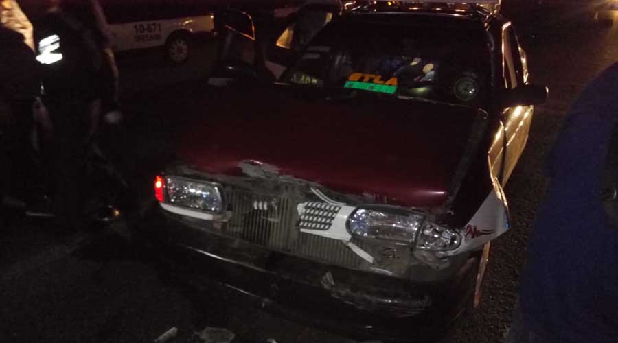 Ruletero impacta parte trasera de taxi foráneo en Brenamiel | El Imparcial de Oaxaca