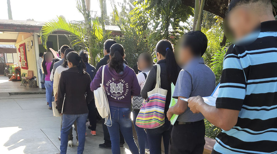 En Oaxaca duermen en las calles por espacios en escuelas
