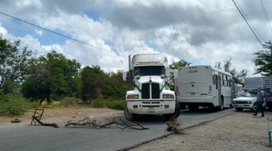 Cumple 24 horas bloqueo carretero en Juchitán | El Imparcial de Oaxaca