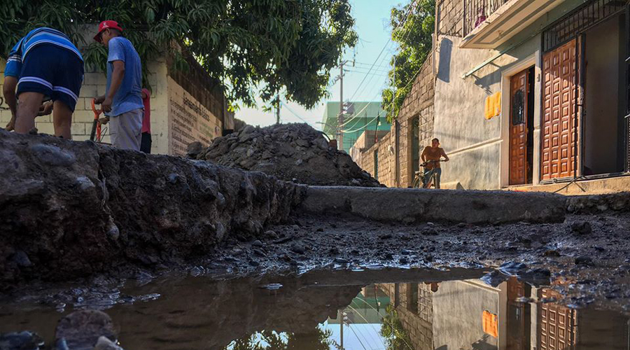 Gastan en pavimentación, sin reparar sistema de drenaje en Tehuantepec