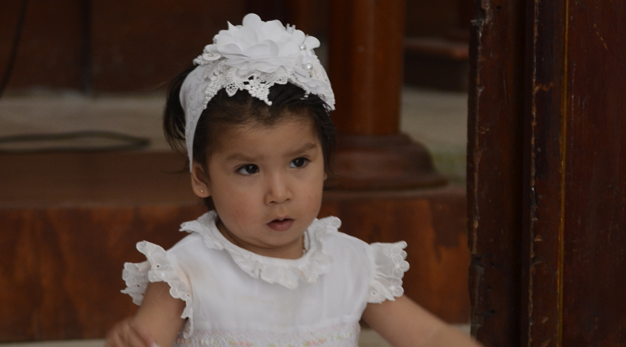 Ana Ximena, recibió el sacramento en la pila bautismal.