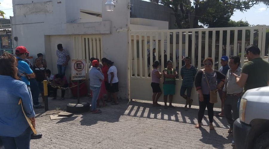 Colonias populares del Istmo se manifiestan en las oficinas de CFE