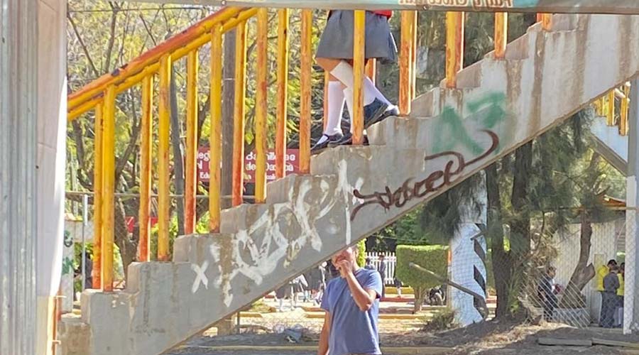 Hombre fisgonea a estudiantes en puente peatonal de Pueblo Nuevo | El Imparcial de Oaxaca
