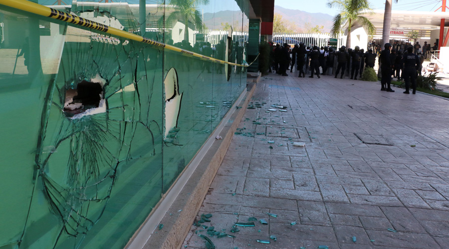 Destrozos en Ciudad Administrativa por protesta