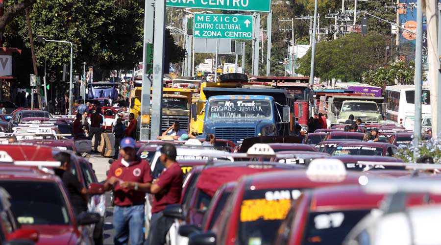 Transportistas bloquean calles de la capital de Oaxaca | El Imparcial de Oaxaca