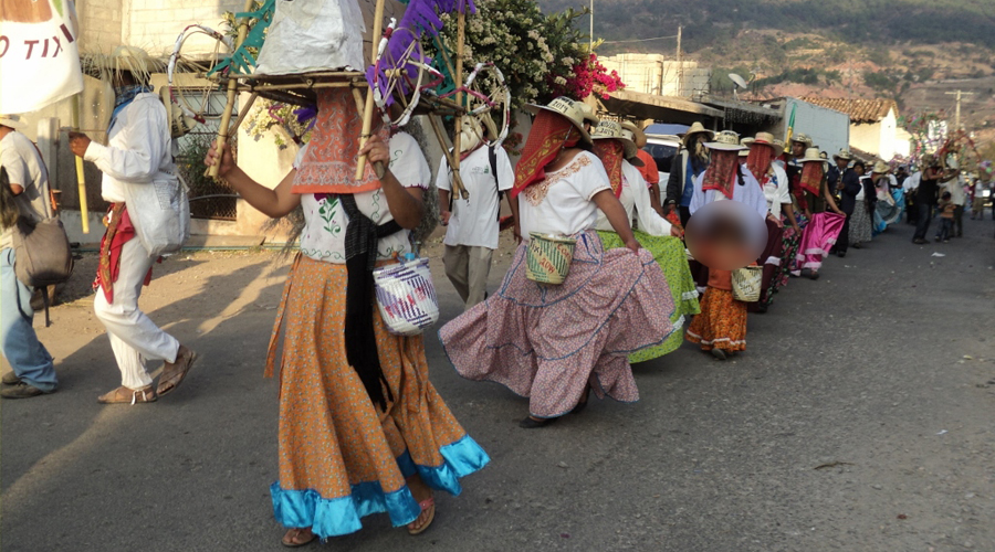 En la Mixteca mascareros terminan su fiesta antes de carnaval