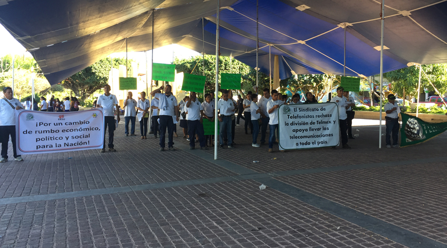 Marchan Telefonistas en centro de Pinotepa Nacional, Oaxaca