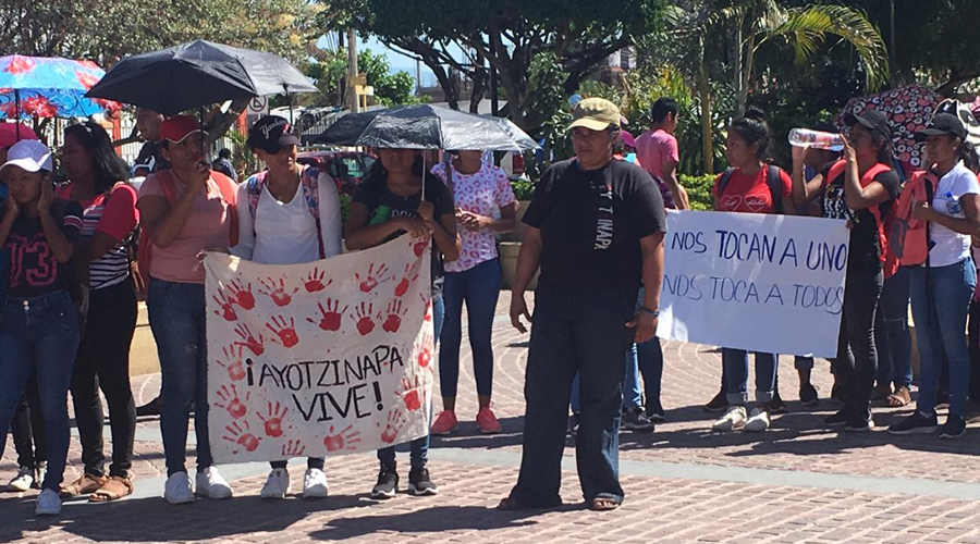 Marchan Normalistas en Pinotepa | El Imparcial de Oaxaca