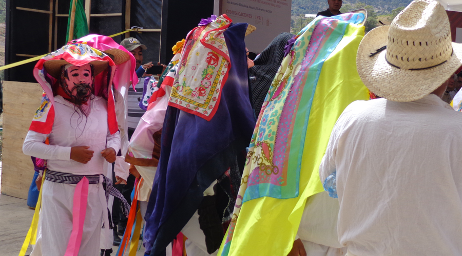 En Oaxaca se celebra con música de flauta y tambor el Carnaval Ixcateco