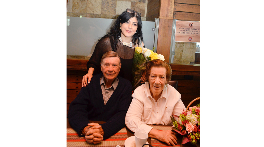 Cecy y Ana celebraron en familia llenas de dicha y felicidad