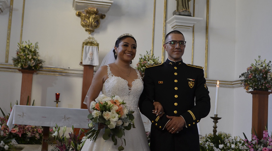 Roberto Edwin y Adriana ofrecen su amor a Dios en el altar