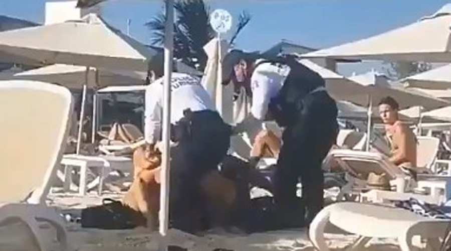 Video: Dos turistas fueron arrastrados por policías en el club de playa “Mamitas” por no consumir sus productos | El Imparcial de Oaxaca