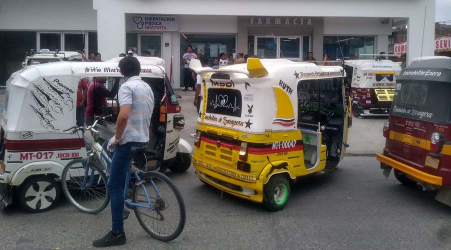 Mototaxistas se manifiestan en sucursales de farmacia en Juchitán | El Imparcial de Oaxaca