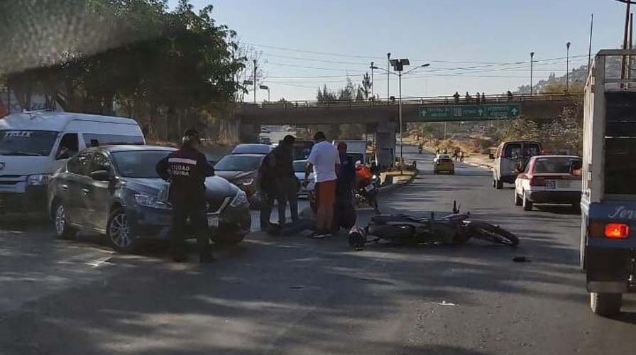 Imprudente conductora embiste a motociclista en la colonia Libertad | El Imparcial de Oaxaca