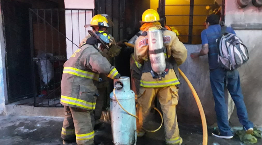 Bomberos apagan incendio en la colonia Alemán de la capital oaxaqueña