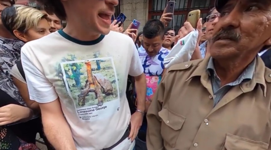 En video de Luisito Comunica, usuarios captan a hombre grabando por debajo de la falda de una joven | El Imparcial de Oaxaca