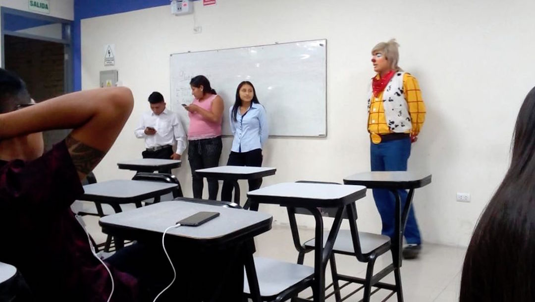 Estudiante expuso vestido de payaso porque ya no tuvo tiempo de cambiarse | El Imparcial de Oaxaca