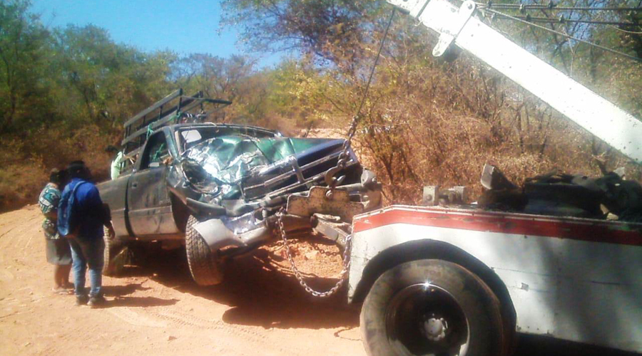 Camioneta se queda sin frenos y cae a un barranco en Huajuapan | El Imparcial de Oaxaca