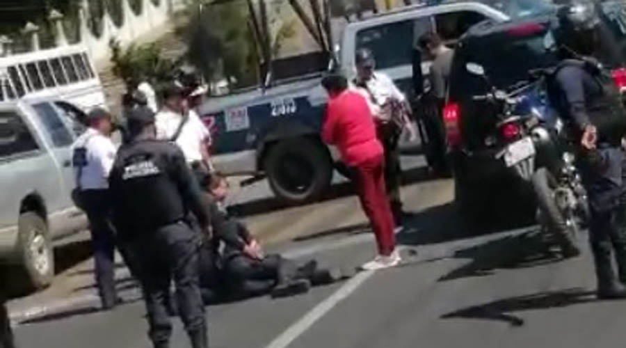 Policía municipal de Santa Lucía se estrella con su motocicleta contra una camioneta | El Imparcial de Oaxaca