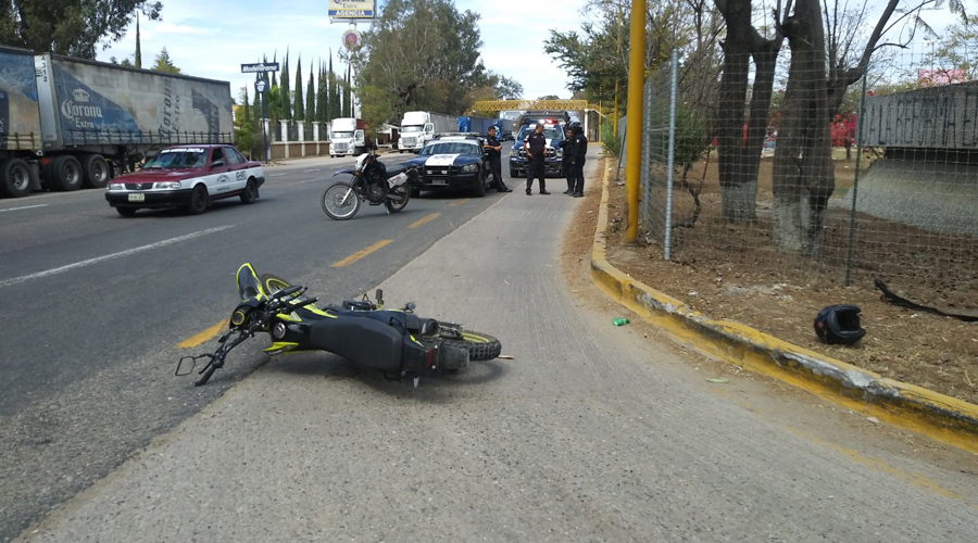 Joven motociclista derrapa con su mamá en la 190 | El Imparcial de Oaxaca