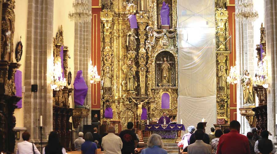Iglesia se une al paro de mujeres cubriendo a vírgenes y santas con mantos morados | El Imparcial de Oaxaca