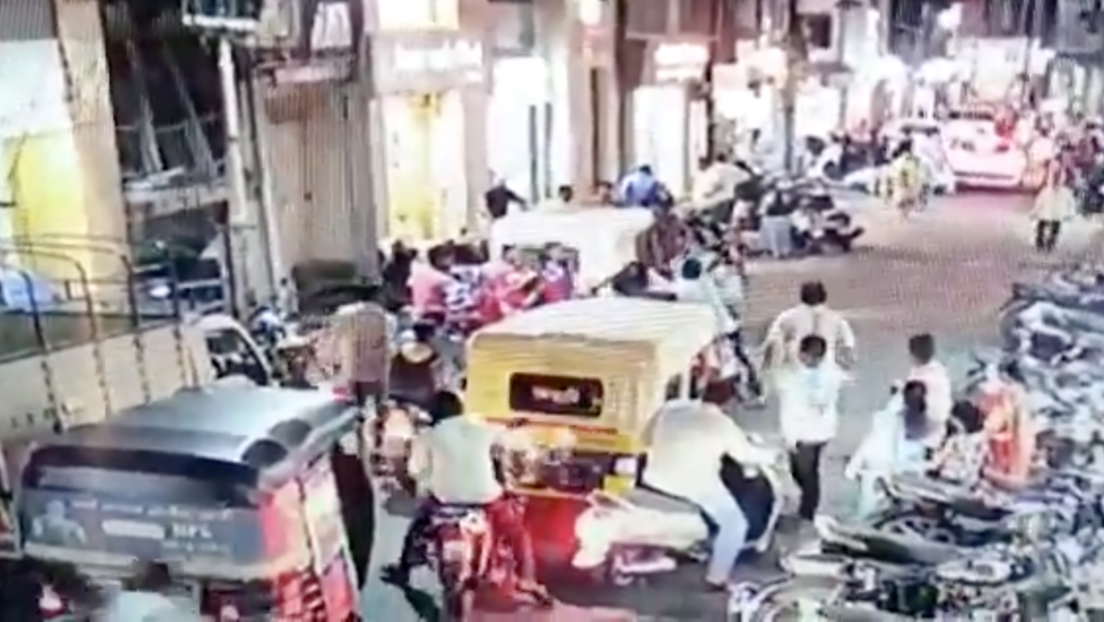 Video: Hombre es golpeado tras estornudar en público en la India | El Imparcial de Oaxaca