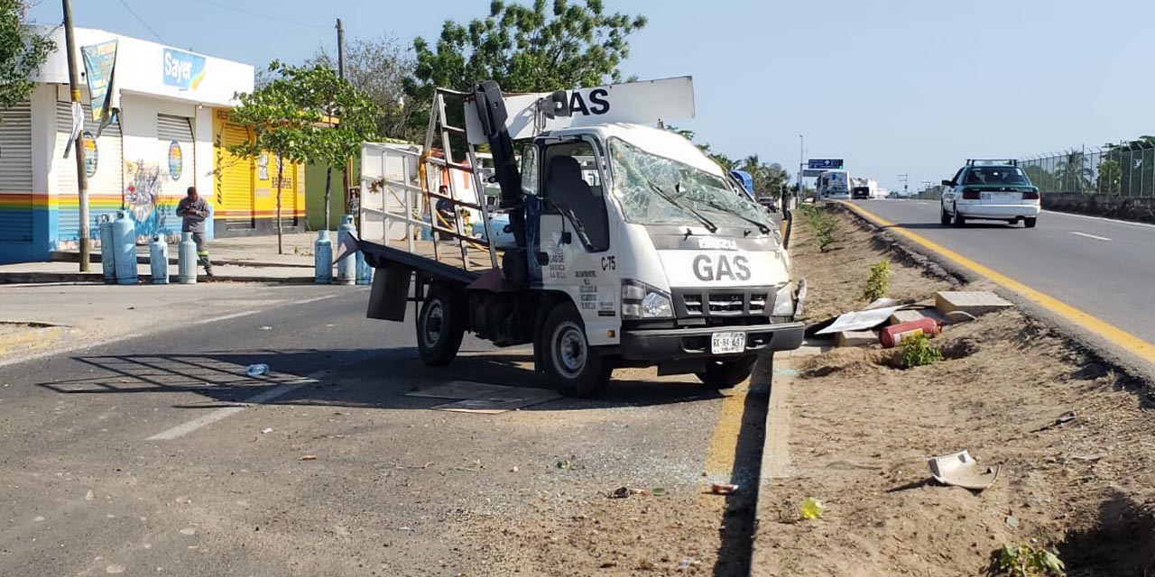Vuelca camión repartidor de gas en Puerto Escondido | El Imparcial de Oaxaca