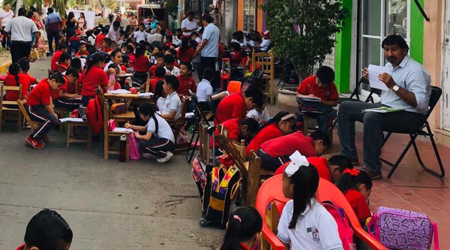 Alumnos reciben clases  en las calles de Juchitán, Oaxaca