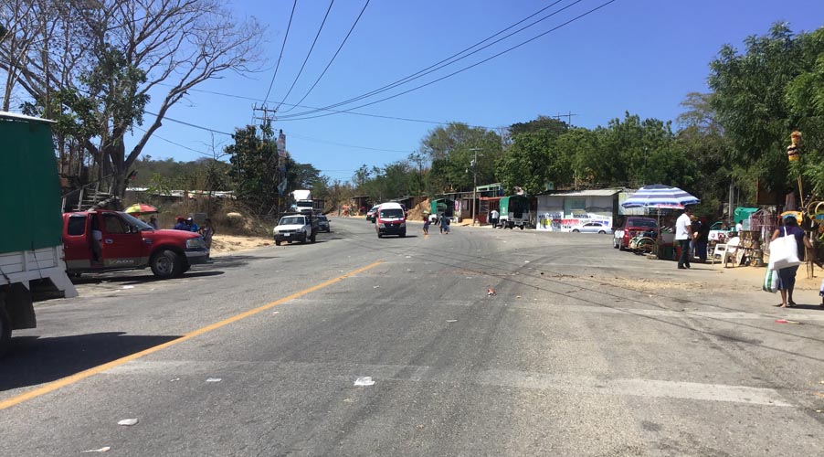 Culmina bloqueo carretero en Pinotepa Nacional, Oaxaca