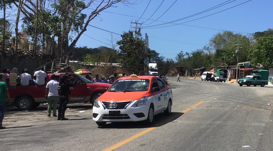 Culmina bloqueo carretero en Pinotepa Nacional, Oaxaca