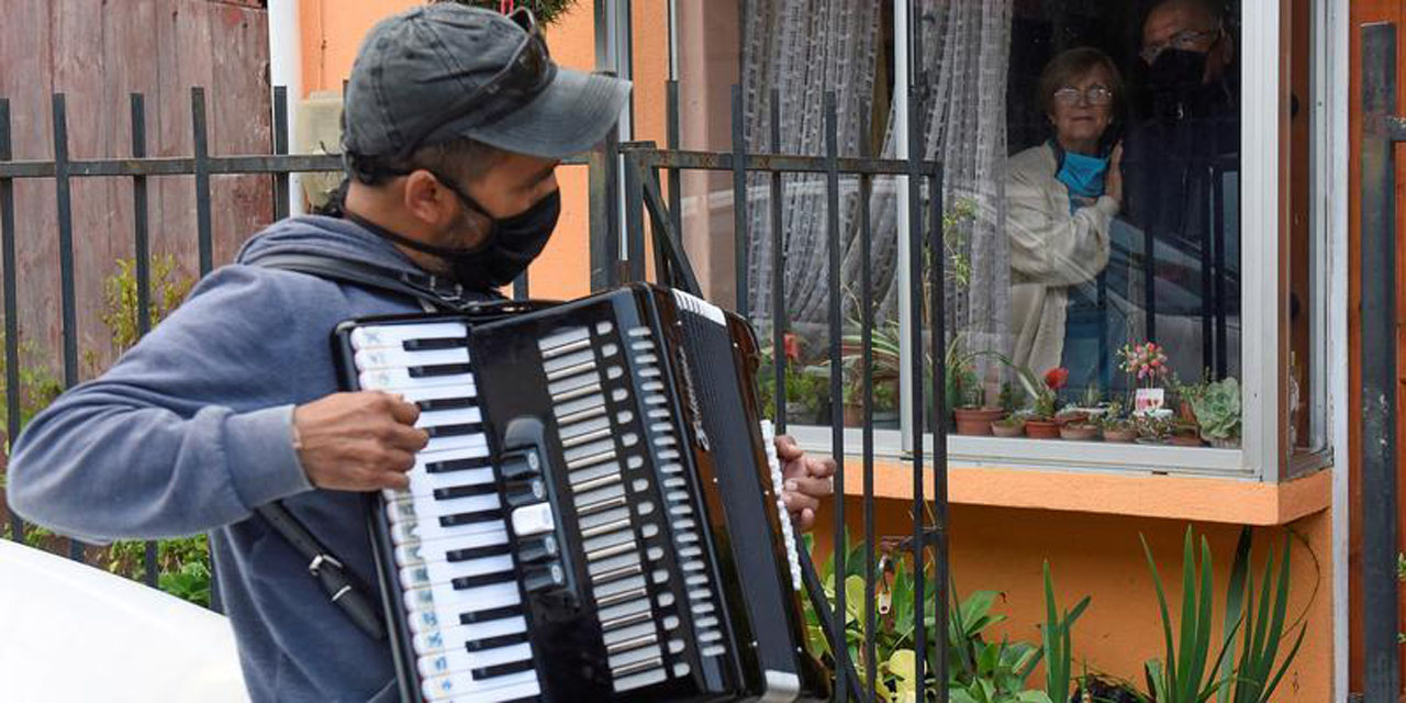 Video: desde la calle, joven toca el acordeón para sus padres, que están en cuarentena | El Imparcial de Oaxaca