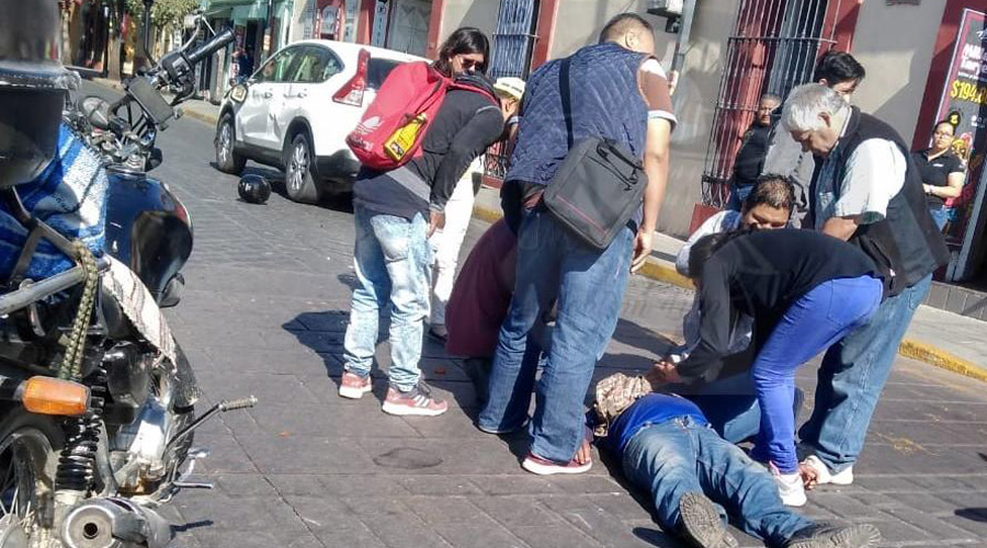 Motociclista es impactado por camioneta en el centro de la capital | El Imparcial de Oaxaca