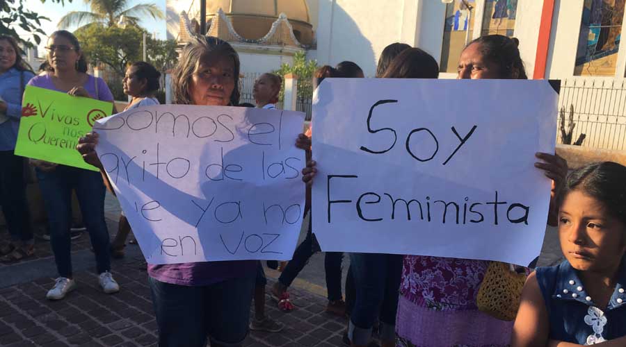 En la Costa, marchan contra los feminicidios en Oaxaca