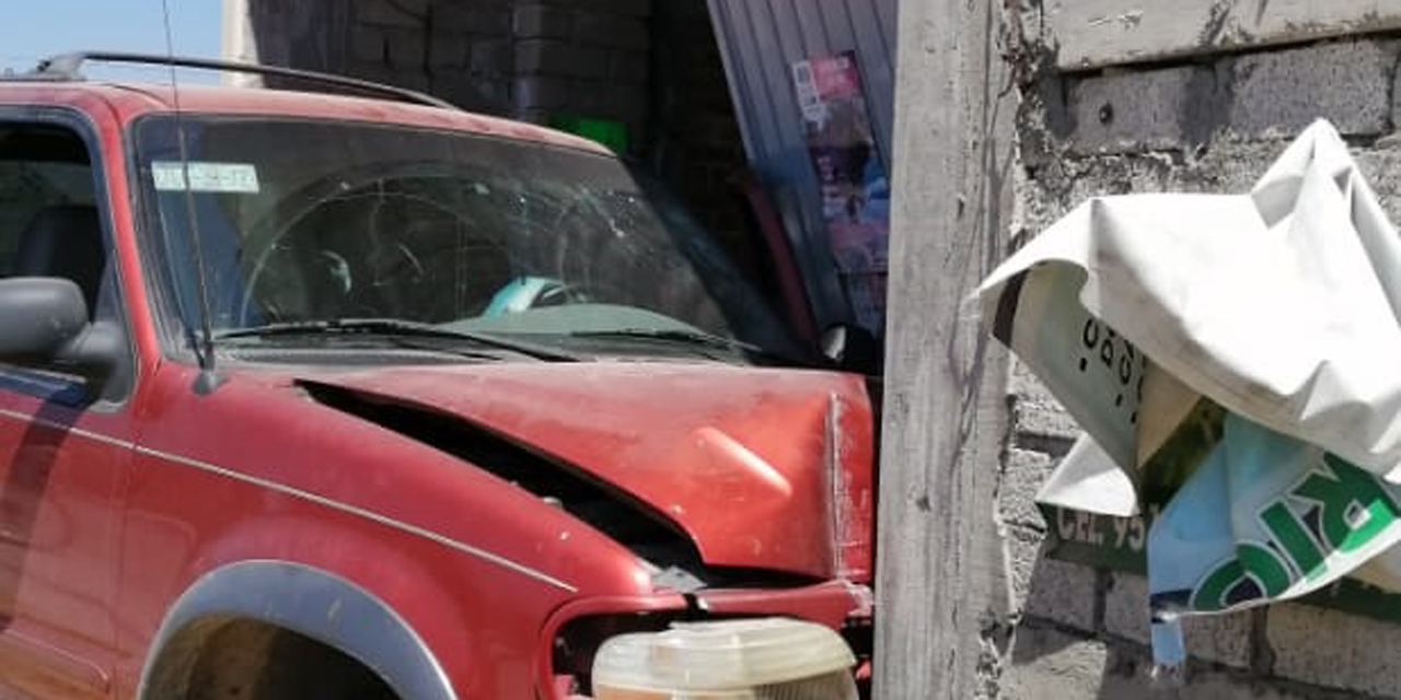 Aparatoso accidente en Tlacolula sólo deja daños materiales | El Imparcial de Oaxaca