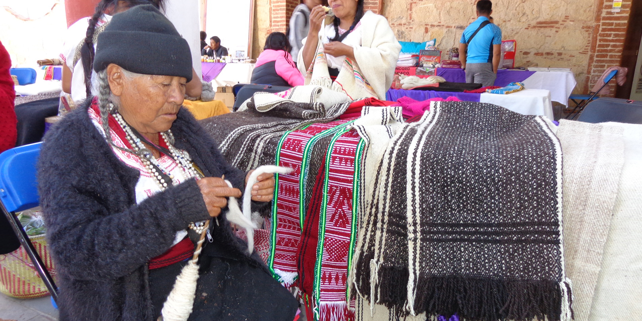 Enseñarán elaboración de trajes típicos a jóvenes de San Esteban Atatlahuca