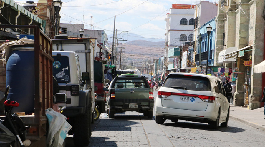 La doble fila: el caos vial de todos los días | El Imparcial de Oaxaca