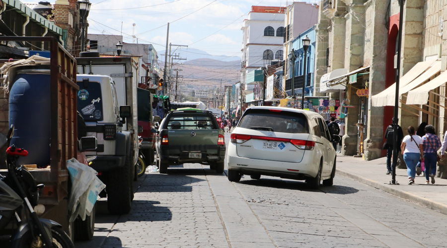 La doble fila: el caos vial de las calles de Oaxaca | El Imparcial de Oaxaca La doble fila: el caos vial de las calles de Oaxaca | El Imparcial de Oaxaca