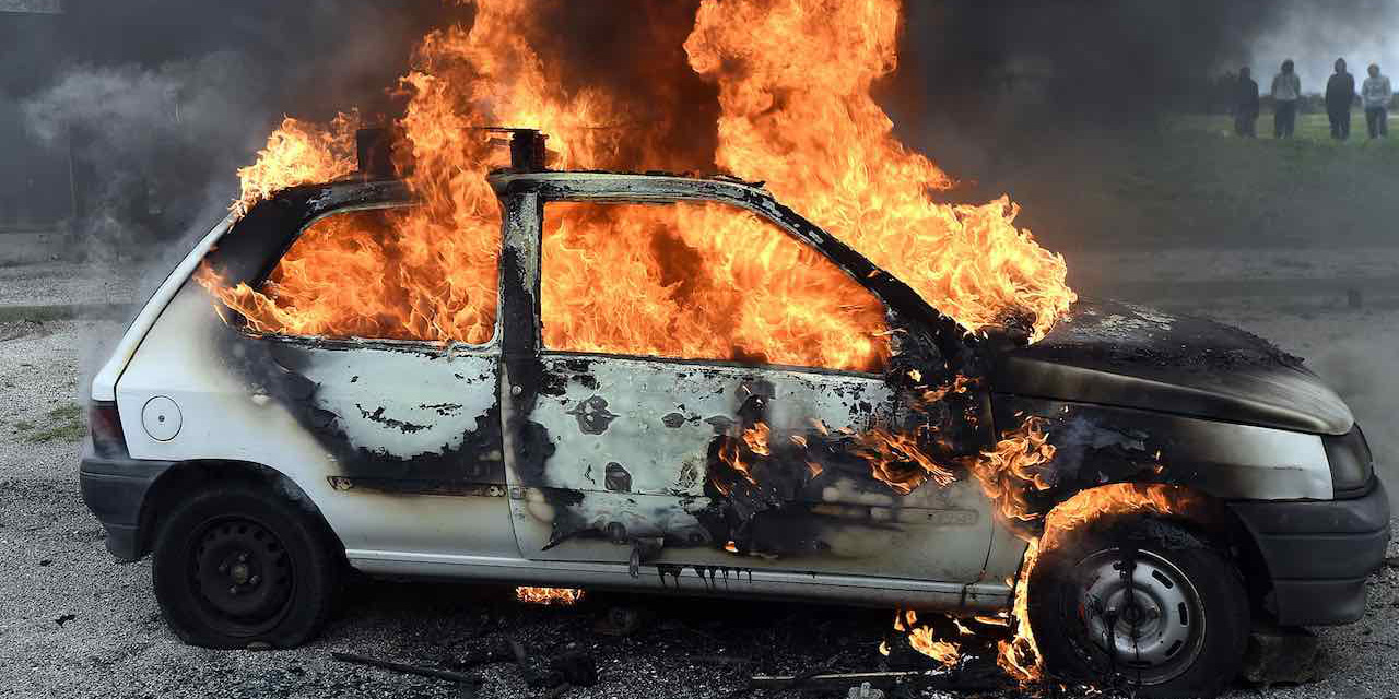 Se calcina vehículo en la carretera costera