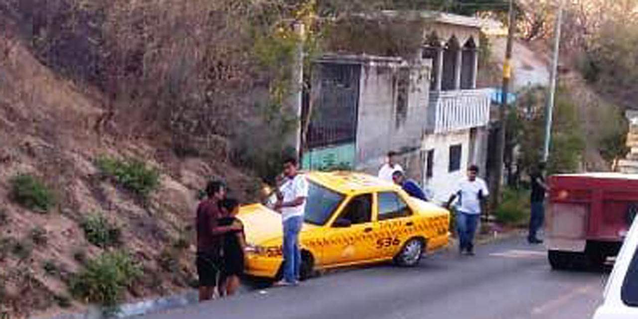 Taxista ocasiona accidente en Salina Cruz; hay tres lesionados | El Imparcial de Oaxaca