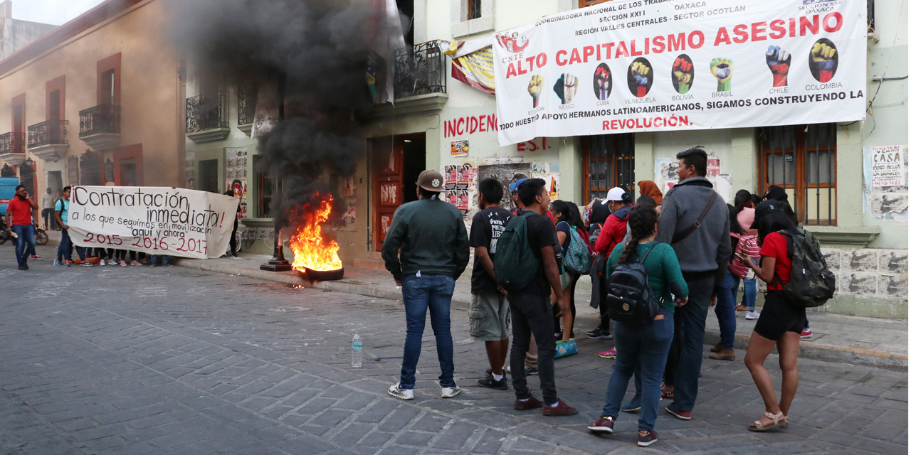 Normalistas protestan frente a edificio de la S-22 | El Imparcial de Oaxaca