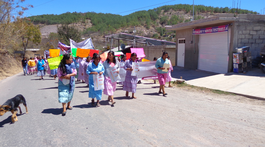Mujeres de Magadalena Peñasco marchan en defensa de su presidenta