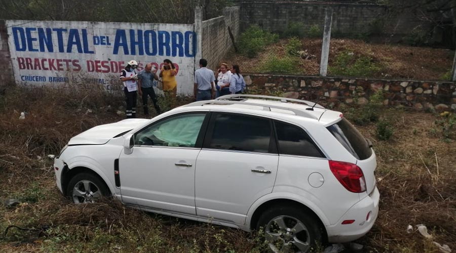 Se sale de la carretera y termina en la maleza | El Imparcial de Oaxaca