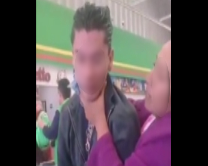 Video: Madre de familia detiene, ahorca y exhibe a acosador que grababa a su hija | El Imparcial de Oaxaca