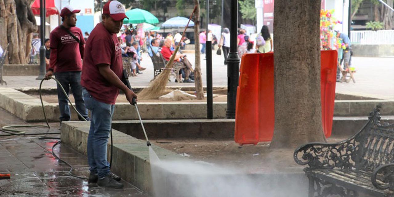 Empleados de limpia mantienen actividades con miedo a Covid-19 | El Imparcial de Oaxaca