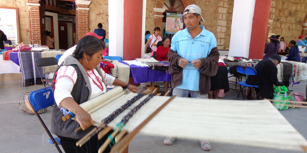 Enseñarán elaboración de trajes típicos a jóvenes de San Esteban Atatlahuca