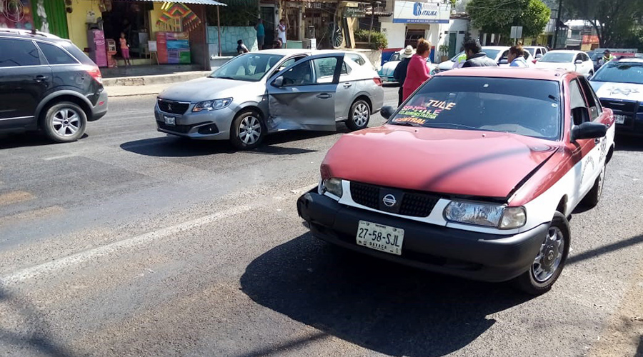 Aparatoso choque en Ixcotel | El Imparcial de Oaxaca Aparatoso choque en Ixcotel | El Imparcial de Oaxaca
