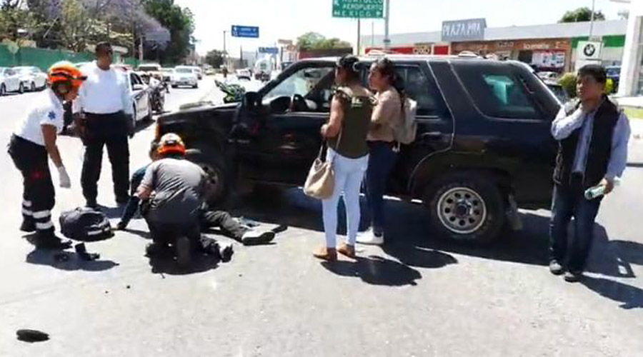 Le cortan el paso a Motociclista y se impacta en Av. Universidad