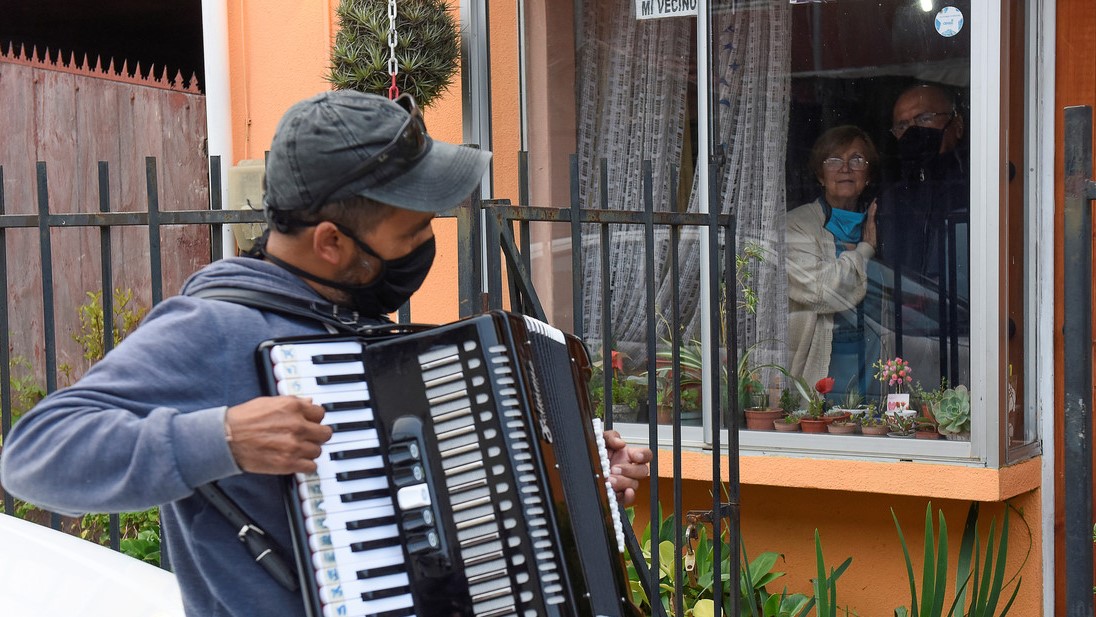 Video: Joven toca acordeón para sus papás frente a su ventana por cuarentena | El Imparcial de Oaxaca