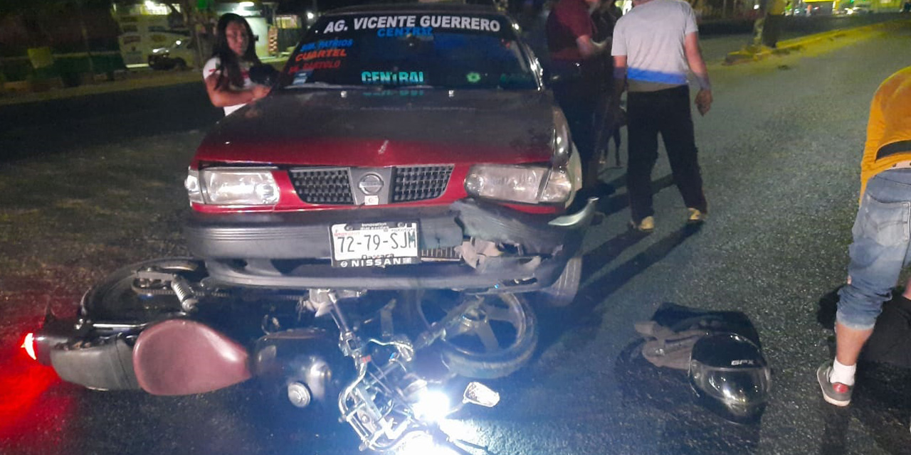 Imprudente taxista arrolla a motociclista en carretera a Puerto Ángel