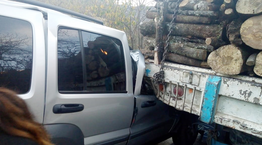 Se estrella contra camión maderero | El Imparcial de Oaxaca